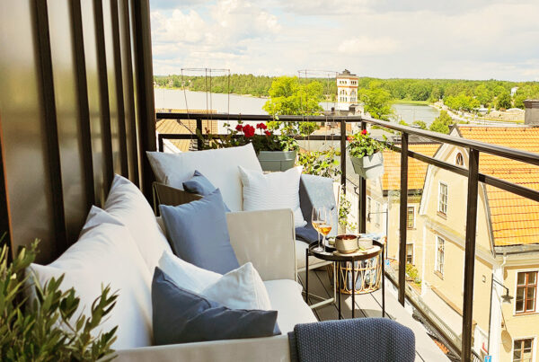 Takterrass med uteservering västervik stadshotell soffa och servering ute med drinkar snacks