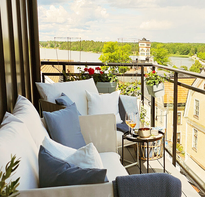 Takterrass med uteservering västervik stadshotell soffa och servering ute med drinkar snacks