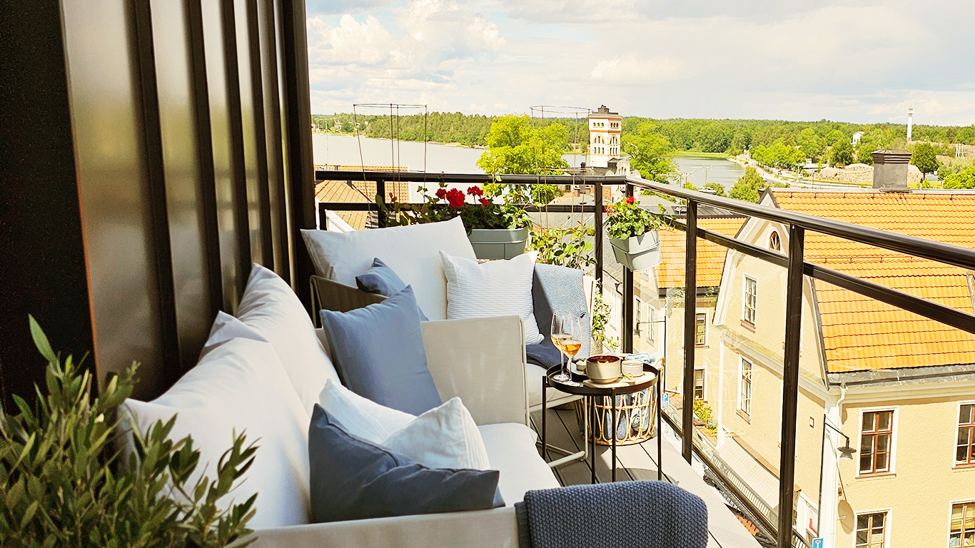 Takterrass med uteservering västervik stadshotell soffa och servering ute med drinkar snacks