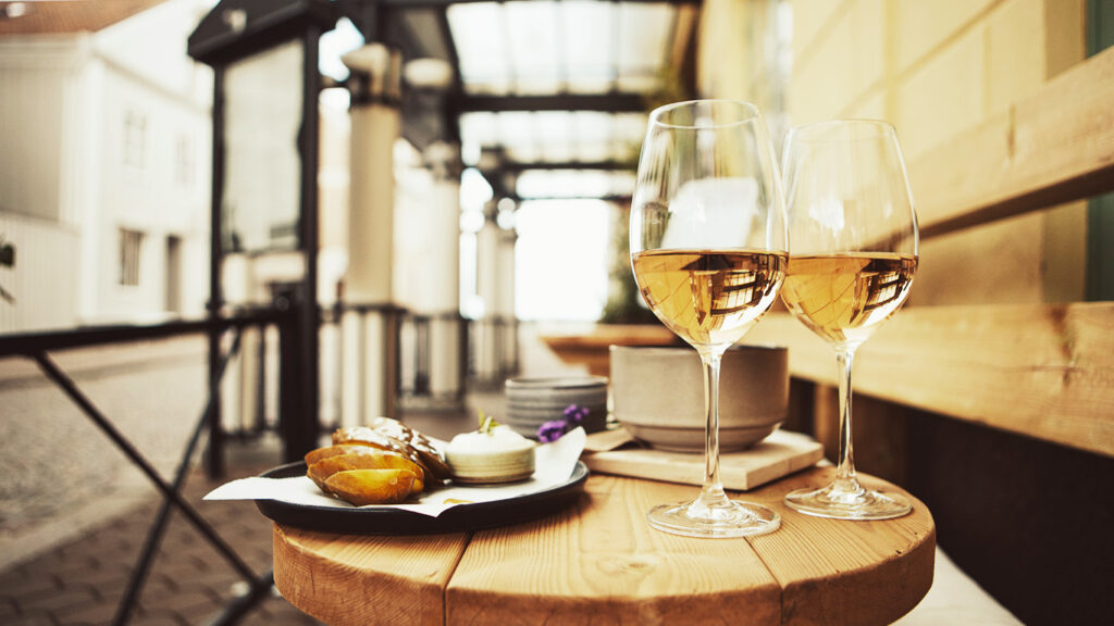 drinkar och snacks från Gustwaas kök & Bar nya uteservering i Västervik